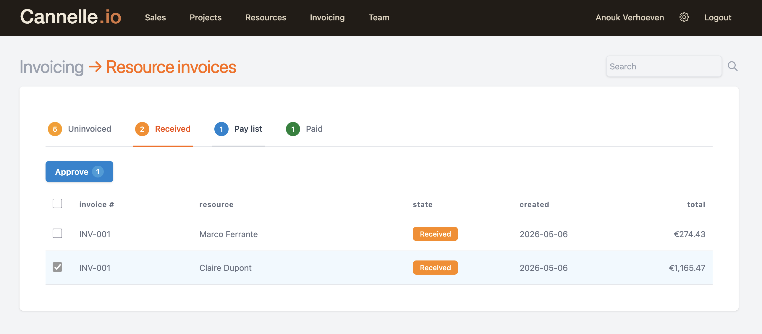 Selecting an invoice and clicking the Approve button